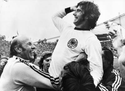 Een blik op de grootste momenten uit de carrière van Gerd Müller en zijn indrukwekkende statistieken: van de Gouden Bal tot wereldkampioen