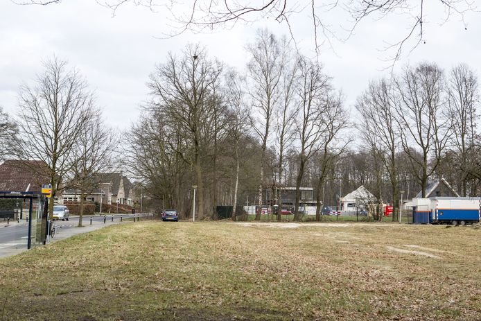 Het braakliggende terrein op de hoek van de Thijsniederweg en de Hunenveldlaan. Hier moet een Noabershof Olnzl komen.