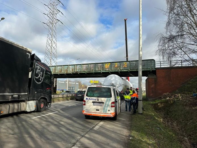 De oplegger kwam vast te zitten onder de spoorwegbrug