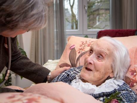 Opstaan gaat niet meer, maar Mini (105) uit Delden geniet nog van de kleine dingen in het leven