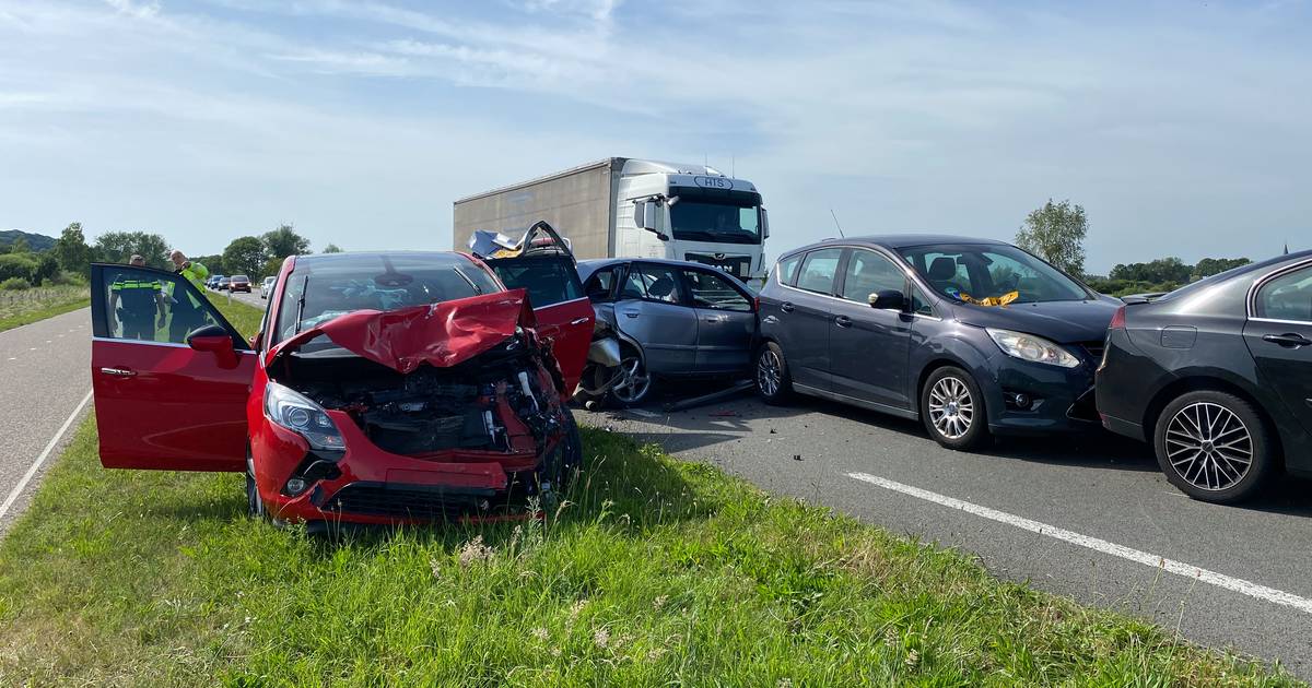 Meerdere autos betrokken bij kettingbotsing op de N325 in Ubbergen.