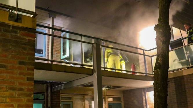 Flinke rookontwikkeling bij woningbrand in Apeldoorn, vier appartementen ontruimd