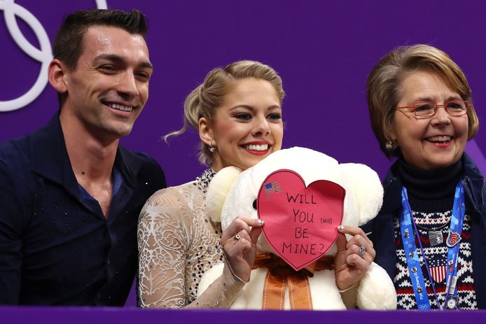 Alexa Scimeca Knierim houdt naast haar echtgenoot Chris Knierim een valentijnshartje omhoog.