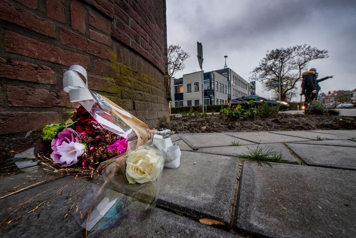 Bloemen op hoek Heiligestraat Prinses Beatrixlaan waar gisteren een 85 jarige fietser werd doodgereden.