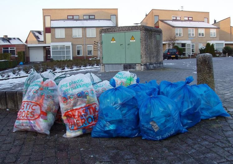 sneeuwman Syndicaat agitatie Veel verzet Doesburg tegen verdwijnen plasticbakken | Foto | gelderlander.nl