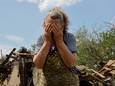 Valentina Chernaya (90) treurt om haar verwoeste huis in Rozivka in de Donetsk-regio na Russische beschietingen.