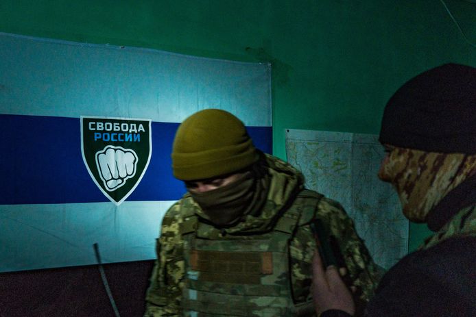 Des membres de la légion russe dans leur QG, dans le Donbass. "Liberté de la Russie", peut-on lire sur le drapeau derrière.