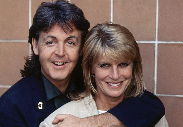 De Britse singer-songwriter en muzikant Paul McCartney knuffelt zijn vrouw Linda Eastman. 1989
