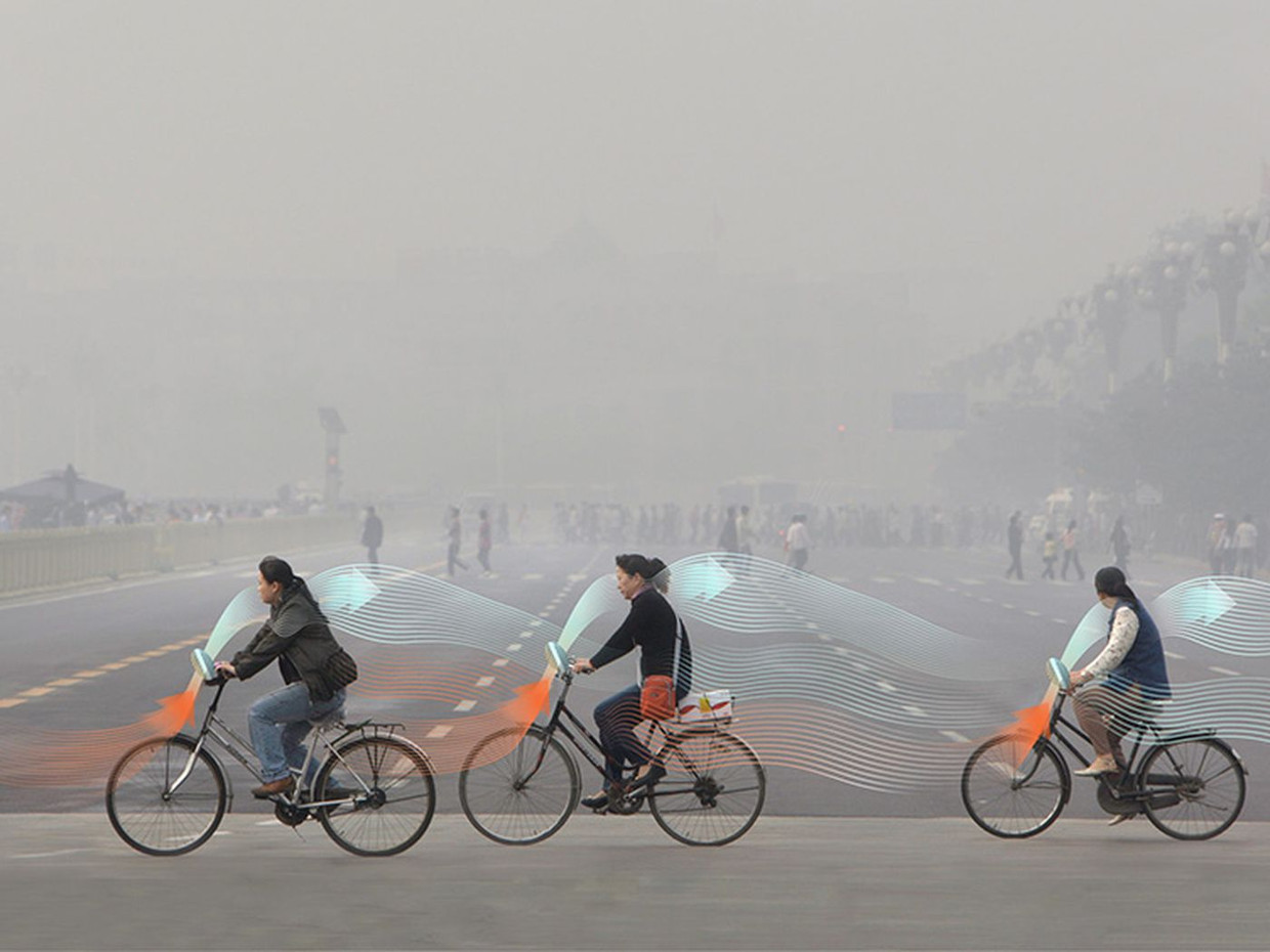 De luchtzuiverende fiets zuigt via een soort stofzuiger aan het stuur vieze lucht op, zuivert die en stoot vervolgens schone lucht rond de fietser uit. Beeld RV