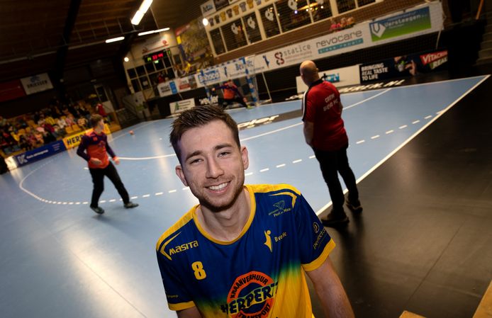 Handballer Guus van den Heuvel uit De Mortel speelt met Bevo tegen Quintus in de BENE-League.
