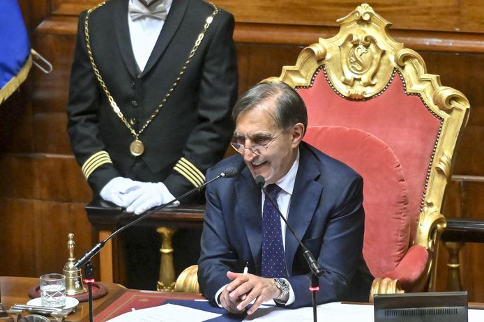 Ignazio La Russia spreekt de Italiaanse Senaat toe nadat hij tot Senaatsvoorzitter werd verkozen.