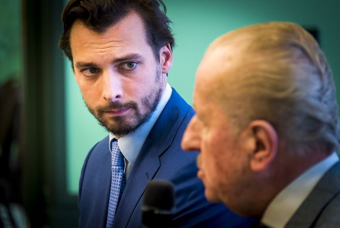 Fractievoorzitter van Forum voor Democratie Thierry Baudet en kamerlid Theo Hiddema tijdens een persconferentie naar aanleiding van de aangifte die Baudet heeft gedaan tegen minister Ollongren