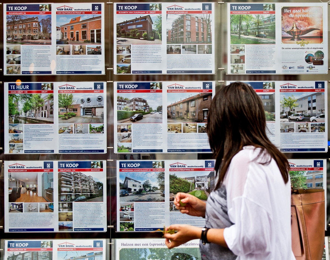 Ter illustratie: een passant bekijkt het woningaanbod van Makelaardij Van Daal in Delft.