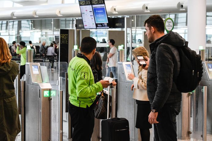 Passagiers worden te woord gestaan bij  de toegang tot de bagagecontrole in Zaventem.