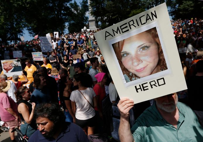 Betogers tijdens een demonstratie voor vrije meningsuiting in Boston. Een van hen heeft een foto van Heather Heyer bij zich, de vrouw die stierf na de aanval door Fields.