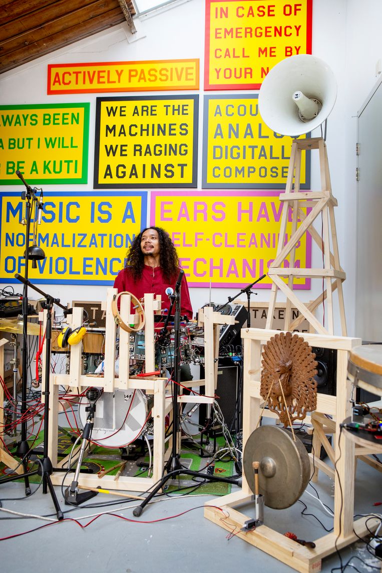 Het atelier van Julian Abraham ‘Togar’ lijkt op het laboratorium van een gekke professor.  Beeld Pauline Niks