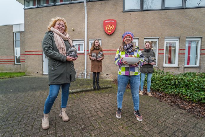 Manon Botbijl (initiator van de Doing Good Challenge) geflankeerd door Lisa (23, Kwintsheul), Esmee (22, Monster) en Daphne (19, ‘s-Gravenzande).