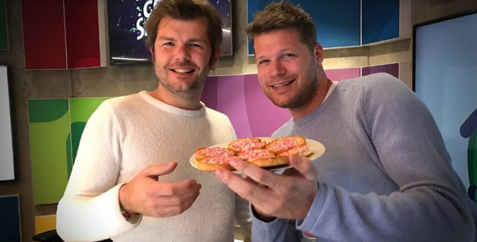 Radio-dj's Sander Lantinga en Coen Swijnenberg eten beschuit met muisjes