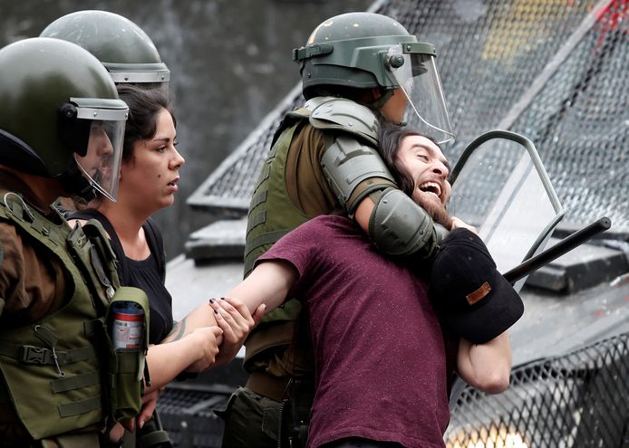 Een man wordt opgepakt in Santiago de Chile.