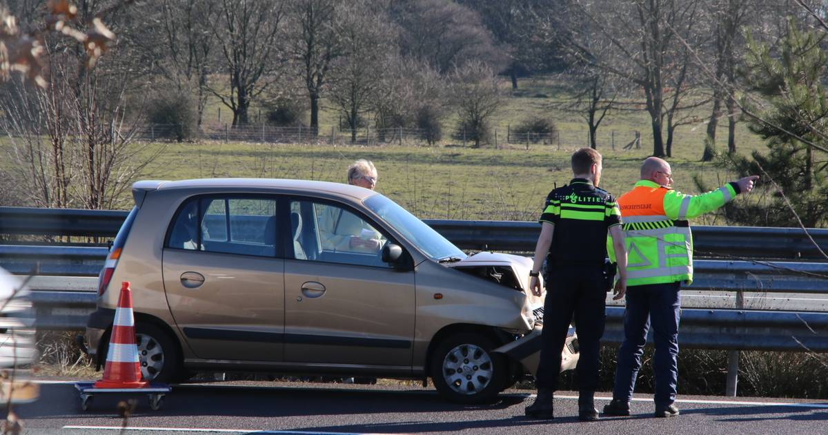 Botsing tussen autos op A50 leidt tot vertraging richting Arnhem.