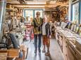 Corrie en Henk van Kesteren in de werkplaats bij hun huis waar veel spullen zijn gemaakt, die dan weer werden verkocht voor het goede doel