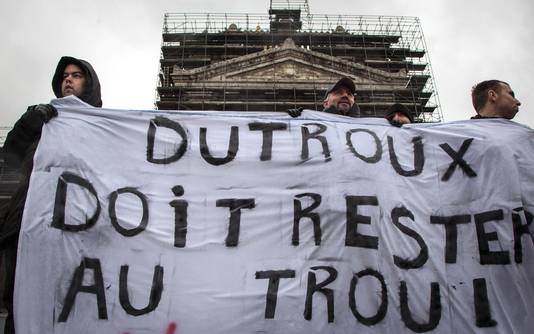 Demonstranten bij het gerecht in 2013, met een spandoek: 'Dutroux moet in de nor blijven'.