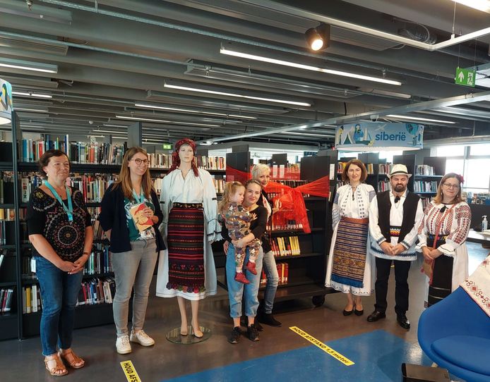 Op vraag van en samen met de Roemeense gemeenschap in Roeselare lanceerde ARhus een collectie boeken voor volwassenen in het Roemeens.