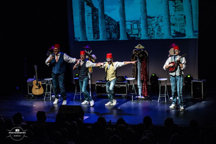 4 TACT tijdens hun optreden in het Fakkeltheater Meerdere foto's onderaan