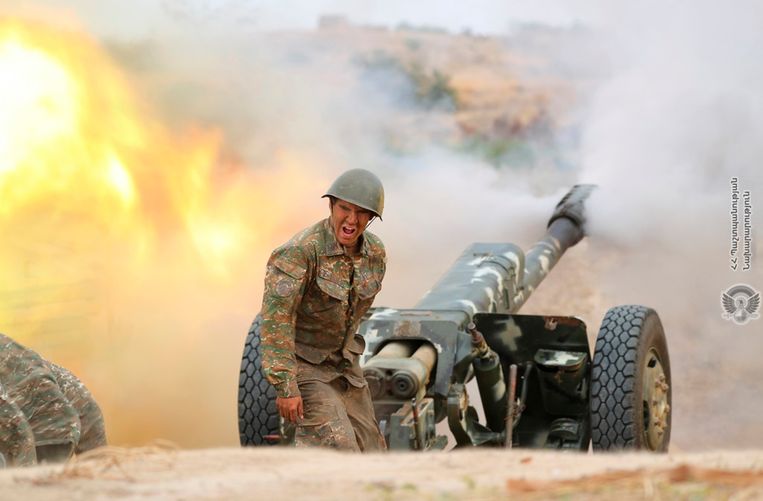 Een Armeense soldaat vuurt artillerie af tijdens gevechten met buurland Azerbeidzjan in en rondom de betwiste regio Nagorno-Karabach.  Beeld AP