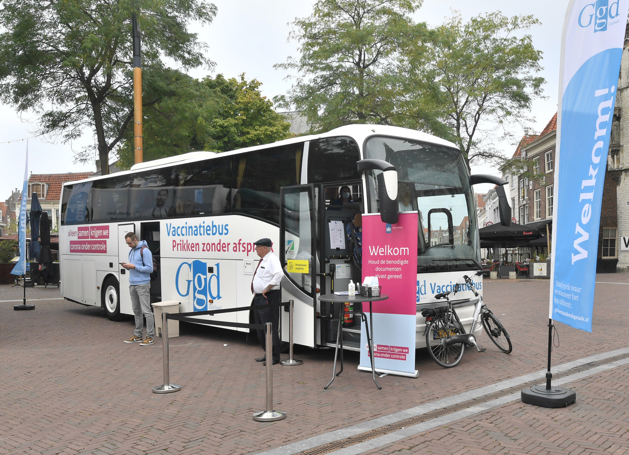 De vaccinatiebus van de GGD Zeeland hield ook halt op de Markt in Middelburg.