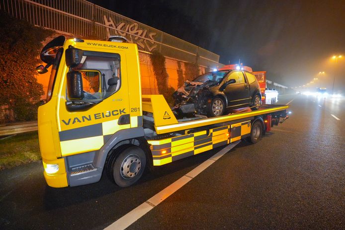 Een auto die door gladheid van de weg is geraakt op de A12 bij Arnhem wordt geborgen.