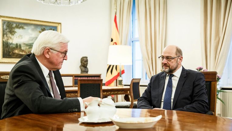 Bondspresident Steinmeier (links) zet SDP-leider Schulz onder druk om te praten over regeringsdeelname. Beeld epa