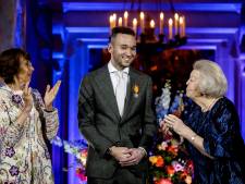 Prinses Beatrix reikt Zilveren Anjer uit aan Vlissingse erfgoedredder Wesley Sekewael (29) 