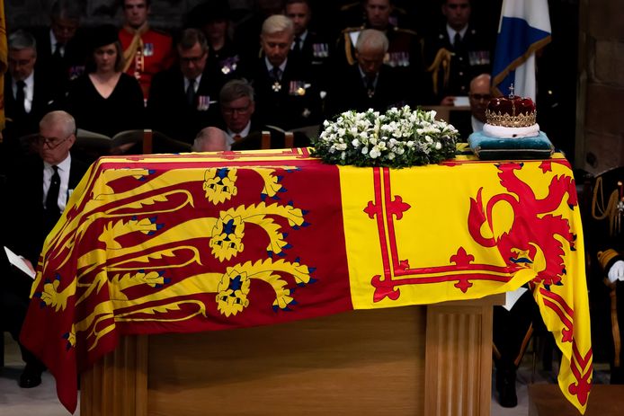 Le cercueil a été recouvert de l’étendard royal écossais (jaune, rouge et bleu marine), sur lequel a été déposée la couronne d’Écosse, en or massif, ainsi qu’une couronne de fleurs blanches.