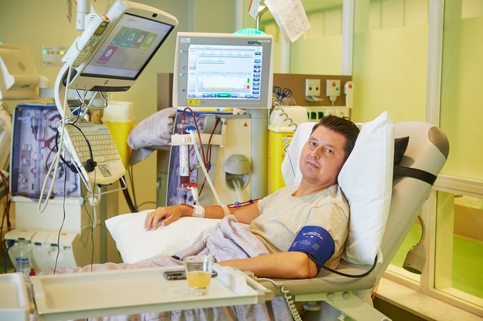 Rick Schoneveld aan een nierdialyseapparaat in ziekenhuis Bernhoven in Uden.