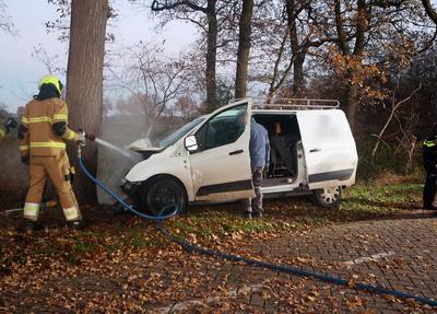 Auto botst op boom in Vinkel en vliegt in brand, omstanders helpen bestuurder