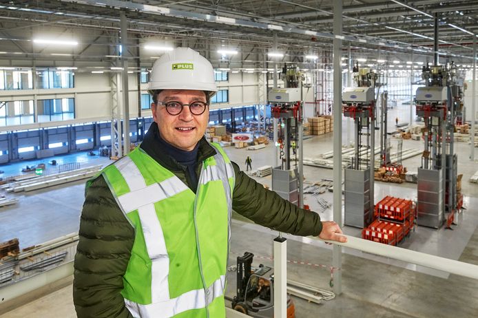 Het distributiecentrum van PLUS op het Osse bedrijventerrein Vorstengrafdonk lijkt van buiten klaar. Maar nu volgt de inrichting nog. Rowell Versleijen, directeur Logistiek bij PLUS, heeft de leiding over de werkzaamheden.