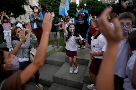 
Ouders en kinderen protesteren tegen de sluiting van de scholen bij het ministerie van Onderwijs in de Argentijnse hoofdstad Buenos Aires. (16/04/2021)