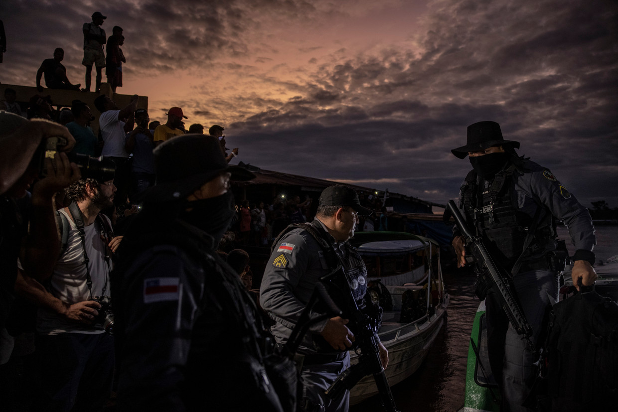 Inwoners van het Braziliaanse stadje Atalaia do Norte kijken toe hoe ­politie en leger op zoek gaan naar de lichamen van Bruno Pereira en Dom Phillips.  Beeld NYT