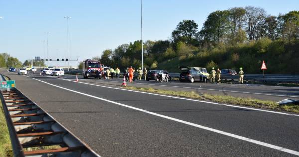 Achtervolging door politie eindigt met ongeval op A50: drie rijstroken dicht.