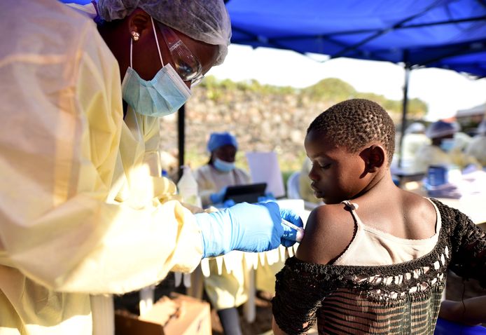 Een Congolese gezondheidswerker vaccineert een kind in Goma.