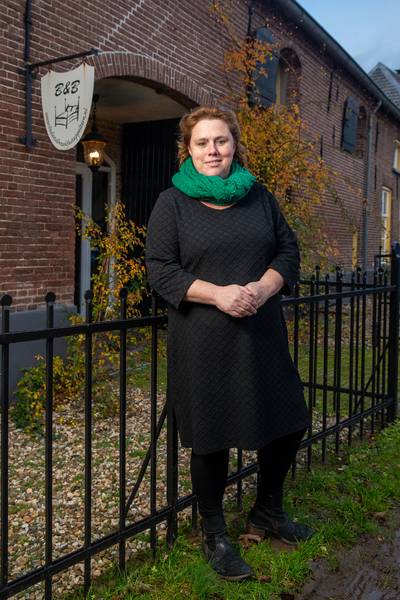 De uilen vlogen zo door het boerderijdak naar binnen