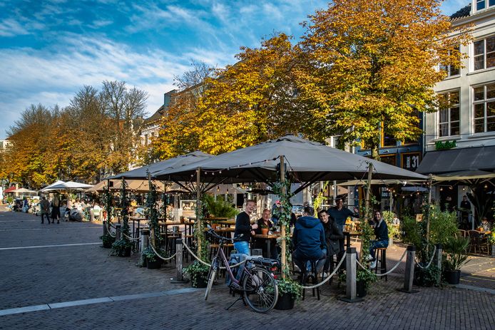 Het tijdelijke terras van Café Persee op de Brink in Deventer.