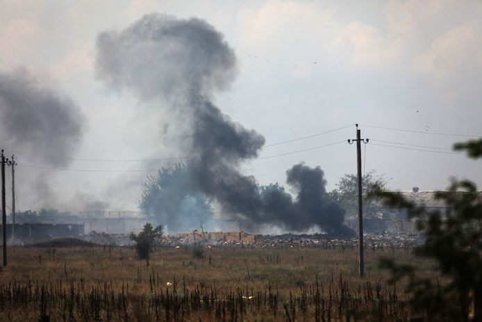 Rook boven een Russische munitieopslag in de Krim. Beeld van 16 augustus 2022.