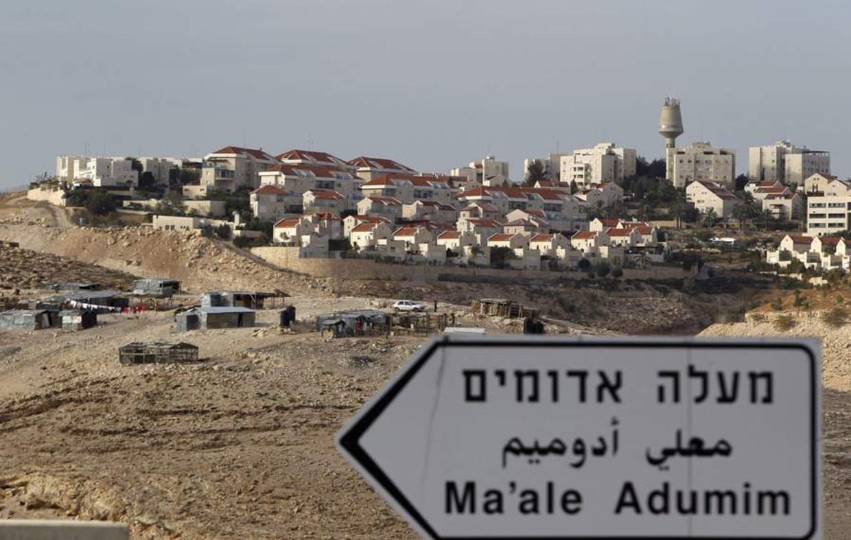 De Joodse nederzetting Maale Adumim. Op de voorgrond een bedoeïnenkamp. Beeld Reuters