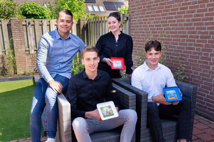 Sam Vissere, Jorg van der Maat, Levy van den Akker en Stijn Kwinten met hun Foodsie-bord.