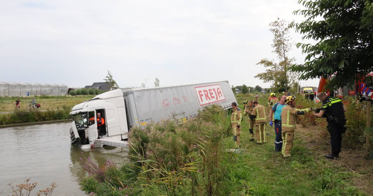 Vrachtwagen raakt te water bij De Lier, chauffeur uit cabine gered