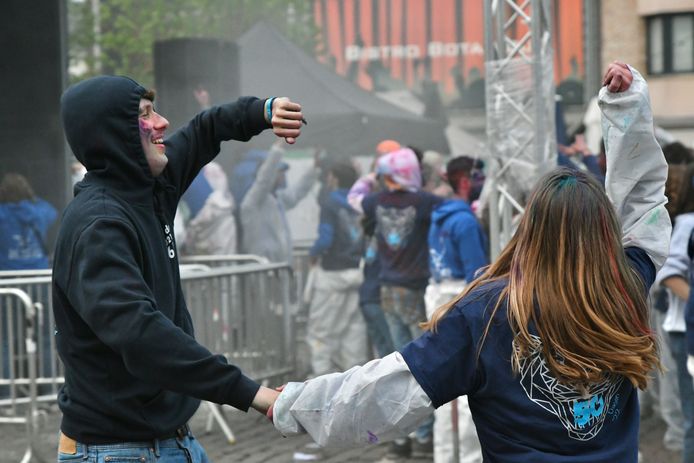 In Roeselare vierden ze de 50 dagen in plaats van de 100 dagen. De jongeren gingen vanaf 6u 's morgens uit de bol op het Polenplein.