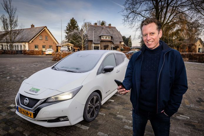 Arjan Stroeve bij de deelauto van Duurzaam Willemsoord.