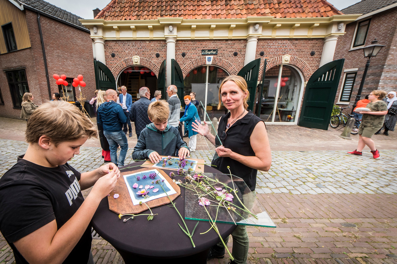 Karin Bosch (rechts) geeft een workshop aan Niels en Bjorn, met op de achtergrond ’t Spuythuys zoals dat nu als Maakplaats ’t Spuythuys een creatieve invulling krijgt.